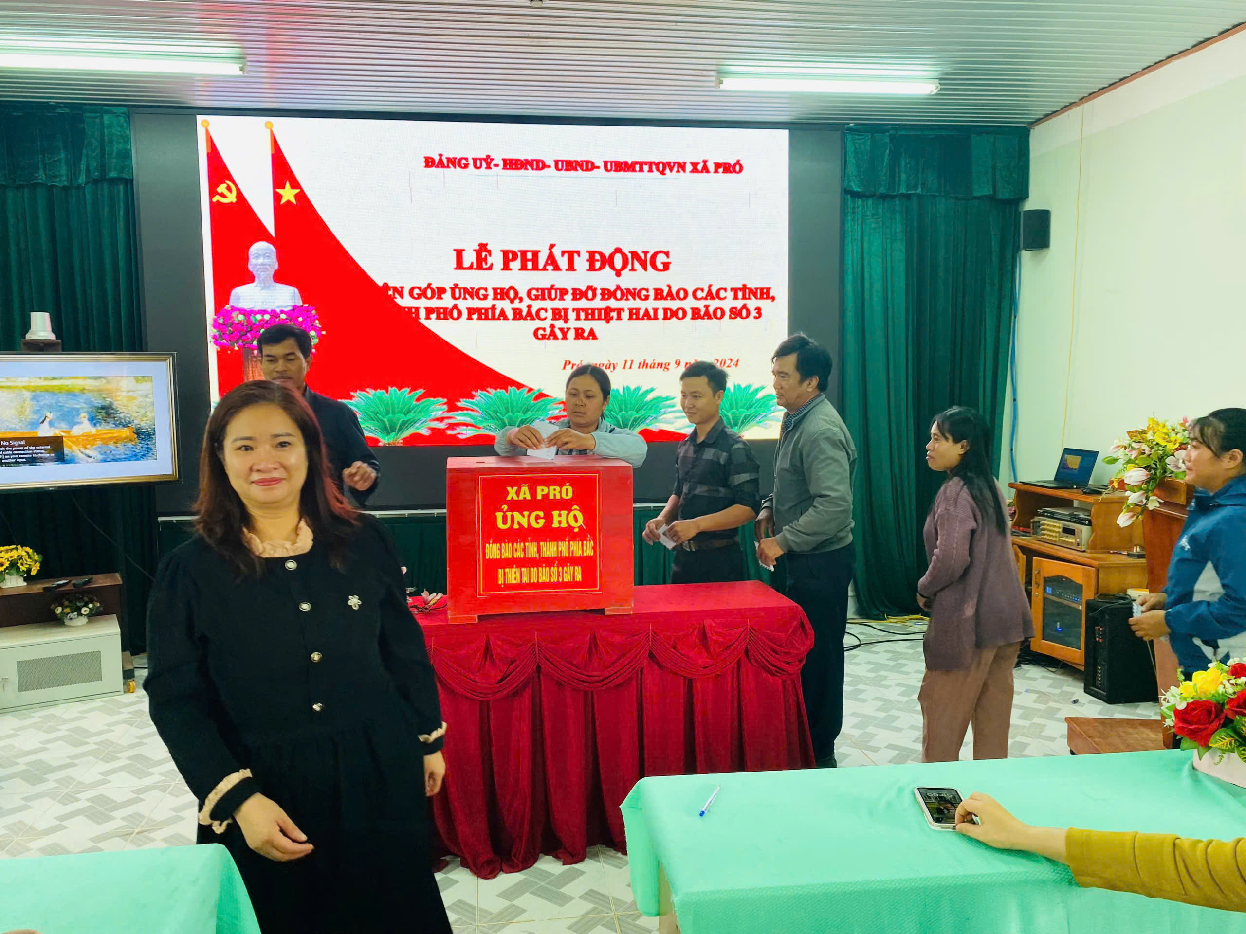 CÁN BỘ VÀ NHÂN DÂN XÃ PRÓ  CHUNG TAY ỦNG HỘ ĐỒNG BÀO BỊ THIỆT HẠI DO CƠN BẢO SỐ 3 GÂY RA