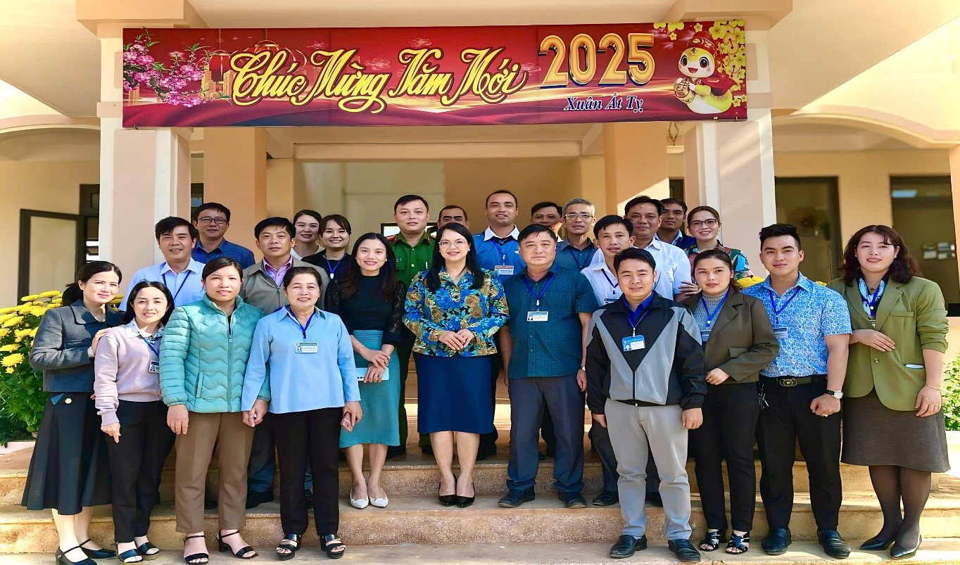 Bí thư huyện uỷ gặp mặt cán bộ, công chức  xã Tu Tra đầu Xuân Ất Tỵ - 2025