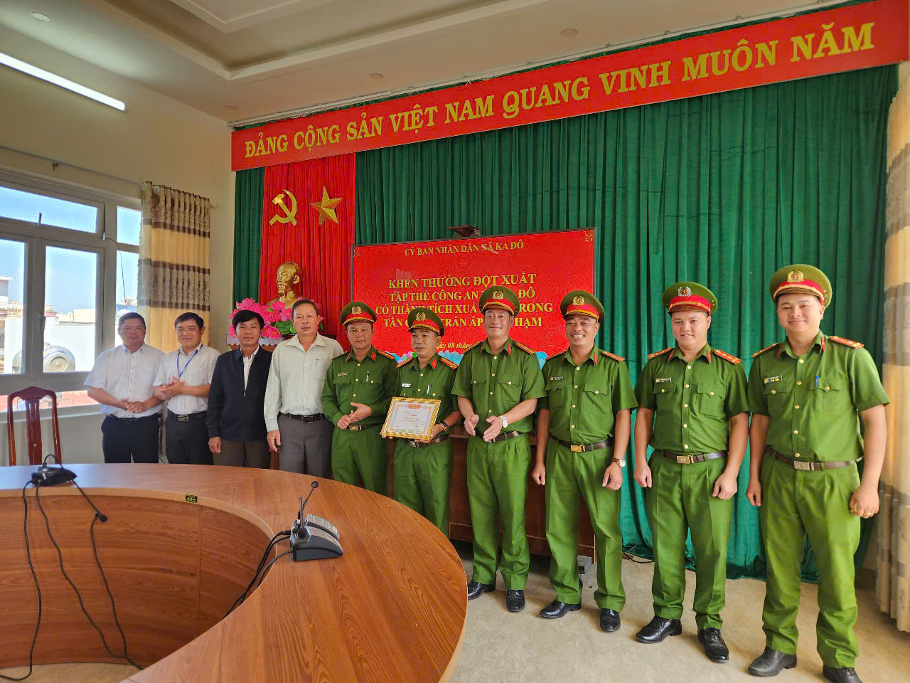 UBND XÃ KA ĐÔ KHEN THƯỞNG ĐỘT XUẤT CÔNG AN XÃ ĐÃ CÓ THÀNH TÍCH TRIỆT PHÁ BĂNG TRỘM CẮP TÀI SẢN NGUY HIỂM
